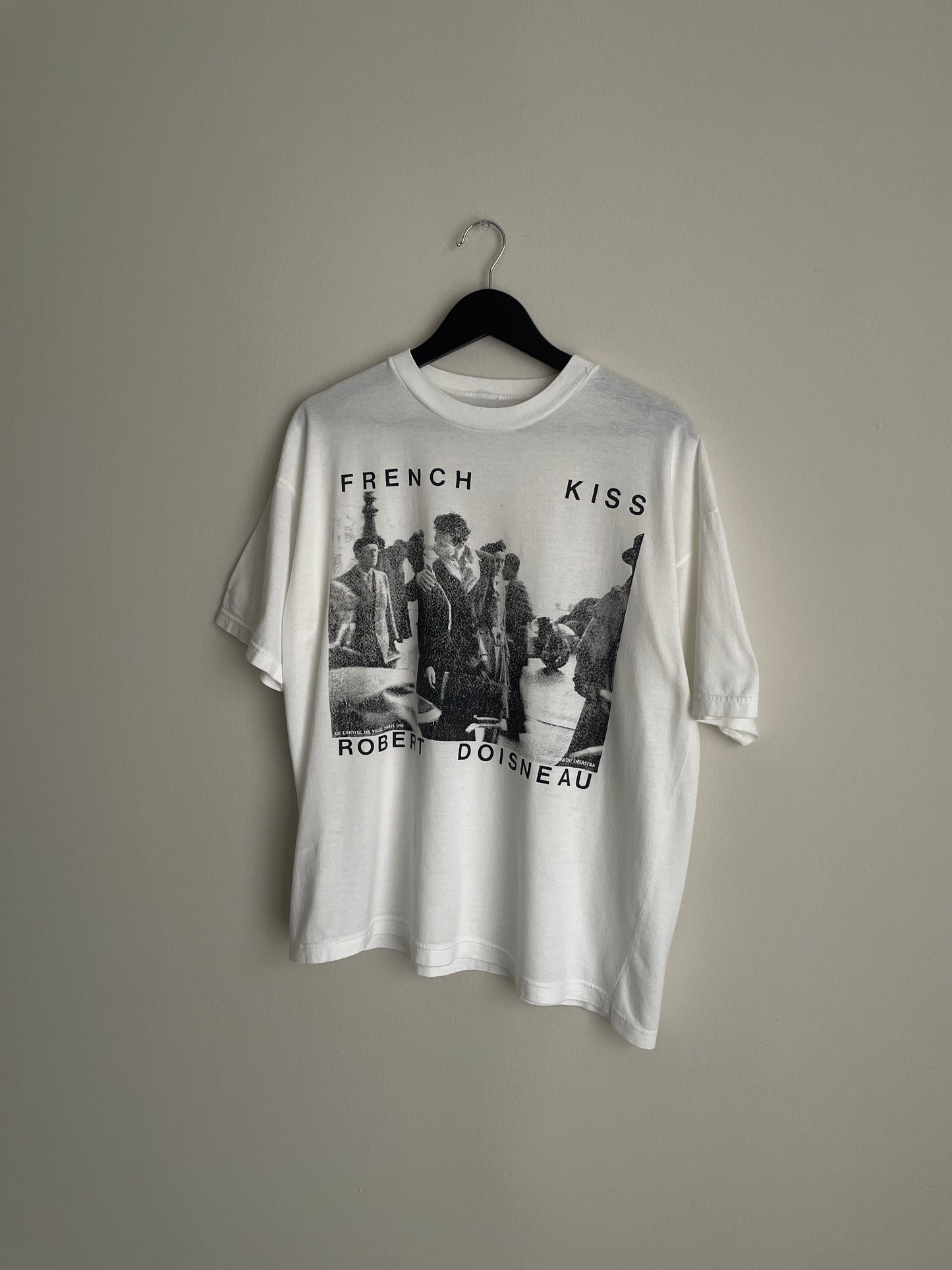 Robert Doisneau "The Kiss by the Hôtel de Ville" Tee